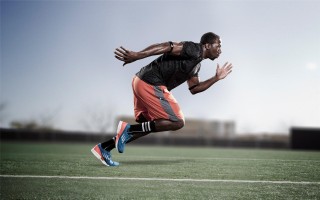 【足彩网】历史性时刻，阿圭罗为梅西颁奖，友谊与荣耀照亮足坛